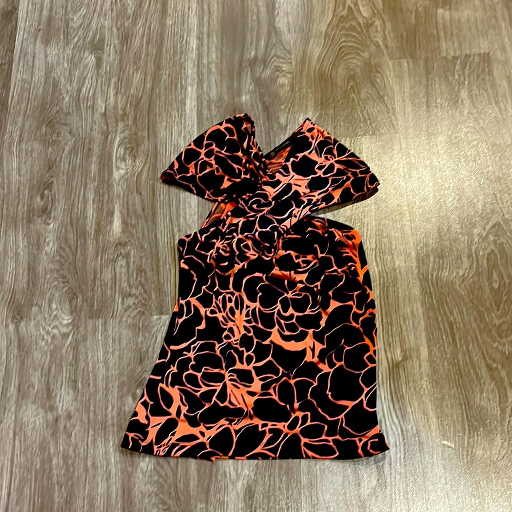 Sleeveless, fitted shirt